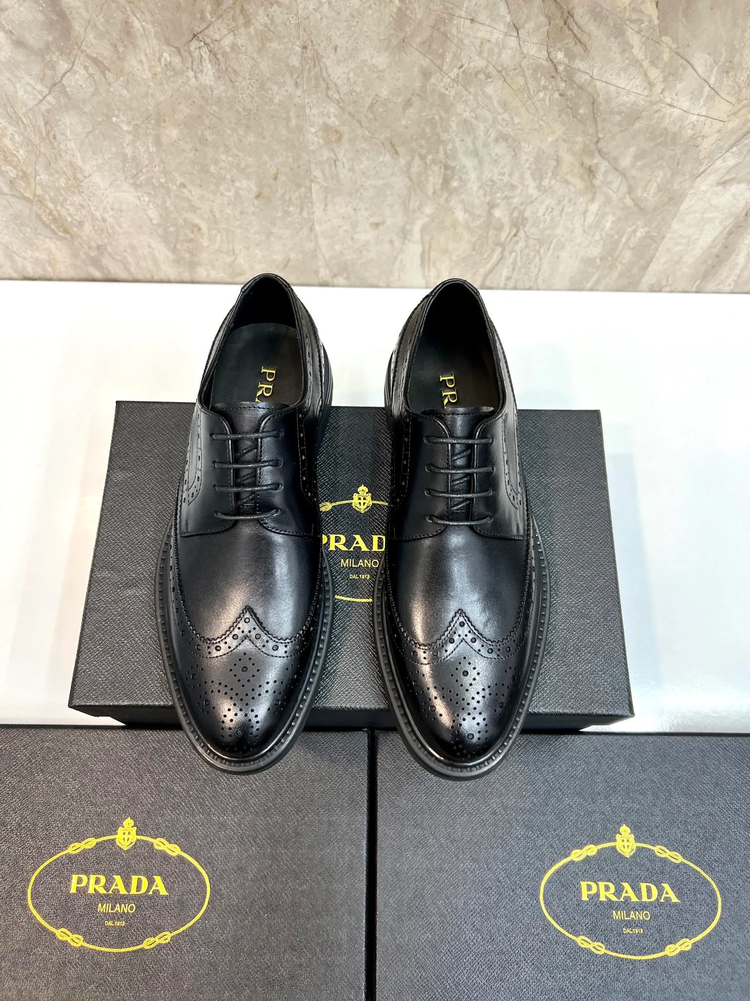 Original order quality: P580 Brand: PRADA (Prada) Standard code: Men's size 38/44 (45 can be customized) Grade: Same style as the official website High-quality men's shoes Material: Original cowhide Water-dyed cowhide lining Rubber outsole Style categories: Men's fashionable formal leather shoes Slip-on men's shoes series Young fashion European and American trends British style Top luxury Color: Actual picture